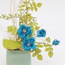Stilvolles Gesteck mit Heckenrose