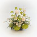 Rosengesteck mit Orchidee
