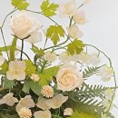 Rosengesteck mit Orchidee
