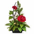Gesteck mit roter Hortensie